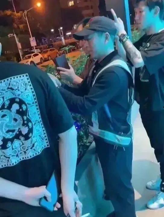 酒吧路人吃瓜女,吃瓜女生引发热议