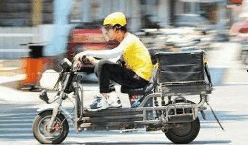 小哥送外卖吃瓜,意外发现美食新天地