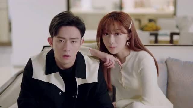 吃瓜对镜情侣,镜中情侣甜蜜互动，甜蜜瞬间引网友热议