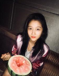 关晓彤法国吃瓜