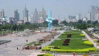 济南泉城广场吃瓜,消暑解渴的街头风情